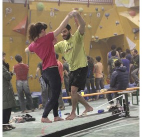 support structure for indoor slackline
